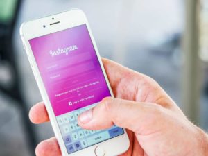 What Is an Instagram Follower Loop? What to Know – WWD